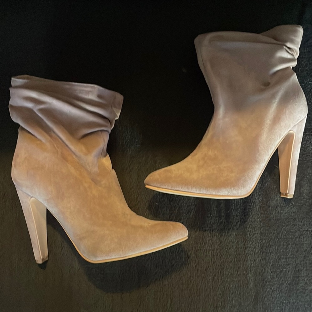 Beautiful mid size boots I think that’s how the ladies would describe them !